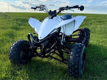 Yamaha YFZ 450 biele ŠPZ