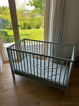 Detská postieľka IKEA s matracom a plachtou