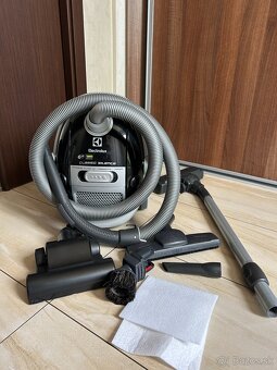 Zachovalý a vyčistený vysávač Electrolux ECS54B +nové filtre