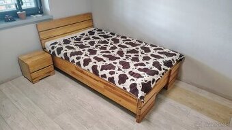 Masívna postel, nočný stolík + komoda