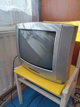 Starý televízor TESLA