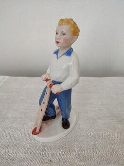 Royal dux chlapec na kolobežke porcelánová soška
