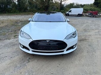 Tesla Model S P85 - Nabíjení ZDARMA