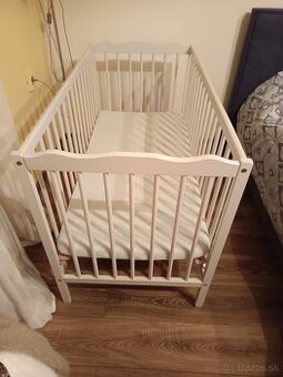 Drevena detska postielka s matracom