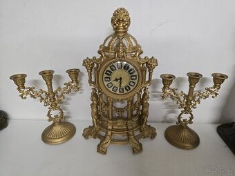 Hodiny a svietniky len ako dekoracia