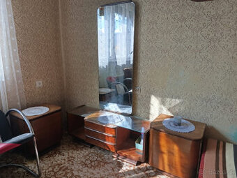 Predam kozmetický stolík so zrkadlom + nocne stoliky