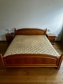 Manželská posteľ z masívu s nočnými stolíkmi