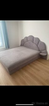 Šedá manželská čalúnená postel s čelom