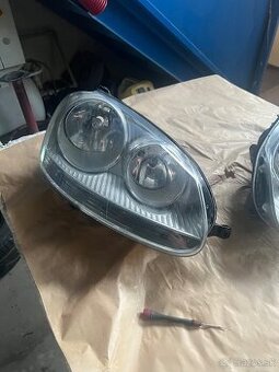 Pravá predná lampa na VW Jetta 1,9TDI 2009