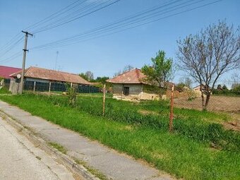 Predám veĺký stavebný pozemok v centre obce Svätoplukovo