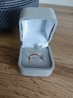 SOFIA DIAMONDS zlatý zásnubný prsteň s diamantom