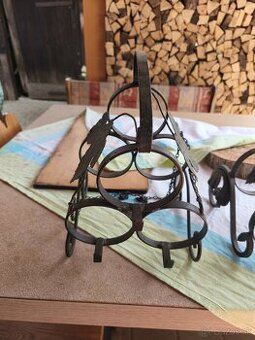 stojan na víno kovový