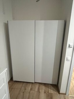 Biela šatníkova skriňa