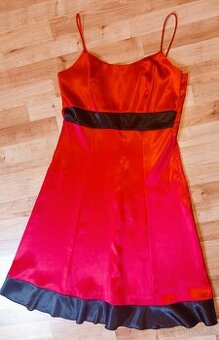 Saténové šaty červené