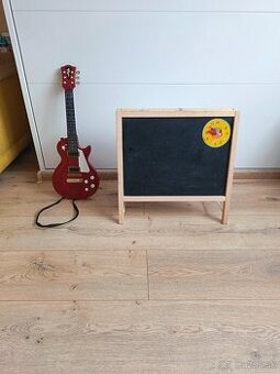 Detská tabuľa a gitara
