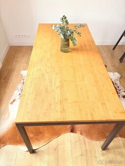 Jedálenský stôl robený na mieru