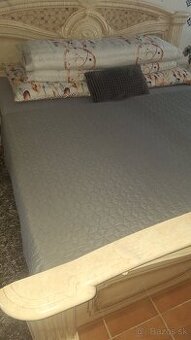 Spálňová zostava..posteľ nočné stolíky 2 komody + zrkadlo na