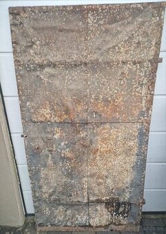 Staré nitované železné dvere – masívne