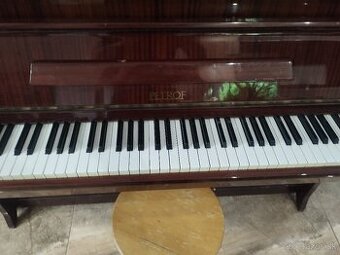 Piano petrof