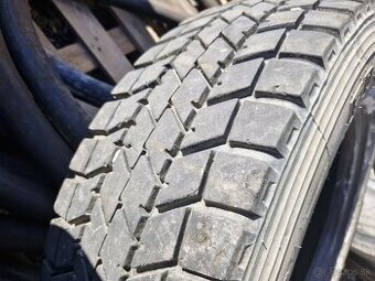 Pneu 245/70R19.5