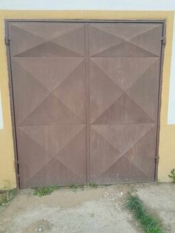 Garažové ocelové vrata.