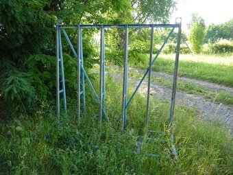 Stojan na prevoz okien a skla