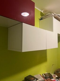 Biela závesná skrinka