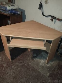 Rohový stolík pod počítač