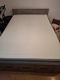 Predam matrac + posteľ a nočný stolík 140x200 cm