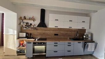 Rodinný dom s rozsiahlym pozemkom, bazénom, letnou kuchynkou - 1