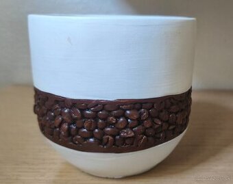 Kvetináč so zrnkami kávy