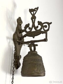 Nasteny mosadzny zvon