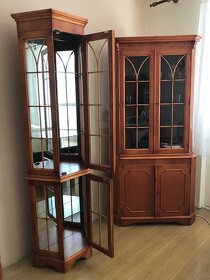 Jedálenský nábytok 2 kusy + stôl + 6 stoličiek