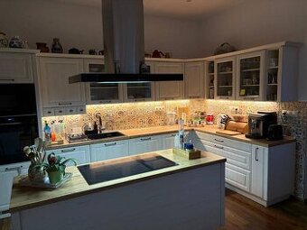 Veľký luxusný deväť izbový rodinný dom s veľkým pozemkom v P