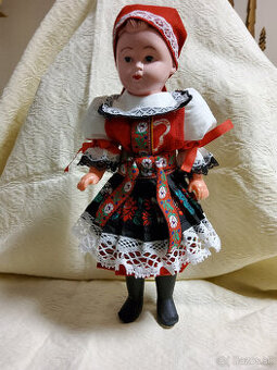 retro bábiky v kroji top stav výška 33 a 40 cm