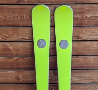 Prémiové švýcarské lyže AK YELLOW.POPART, 165 cm, 2024