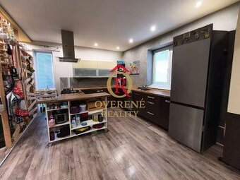 Priestranný dom so záhradou a hospodárskou budovou na predaj