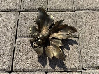 liaty bronzový popolník v tvare listu viniča