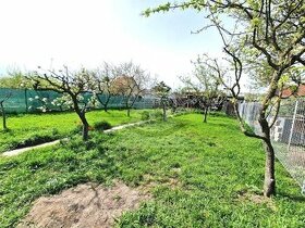Udržiavaná záhrada s chatkou v obľúbenej lokalite Tehelňa - 1