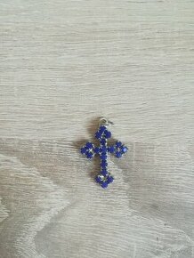 Krížik s modrými kamienkami