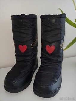 LOVE MOSCHINO SNEHULE