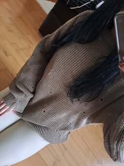 Hnedy oversize sveter s efektom potrhania