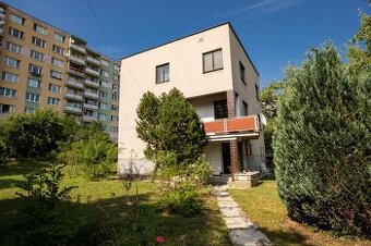 Radvaň /Obchodný priestor/ kancelaria/ dom s veľkým pozemkom