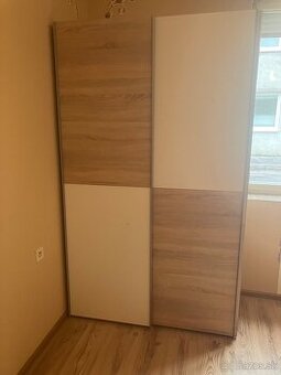 válenda so skriňou