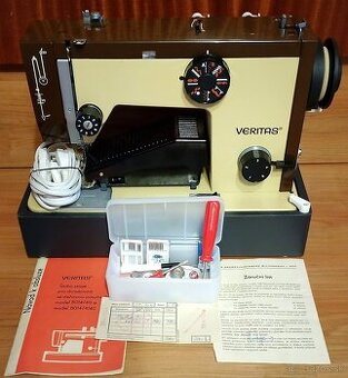 Šijací stroj značky Veritas.