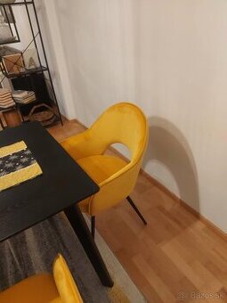 Predám jedalenský stôl so stoličkami