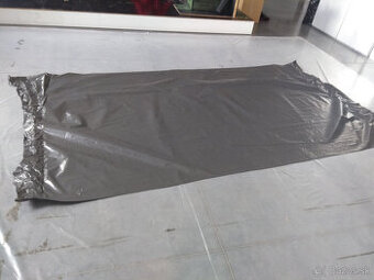 (18)  Celtoviny, drevený box, plechovice