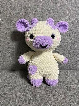 Háčkovaná smotanovo-fialová kravička z jemnej vlny