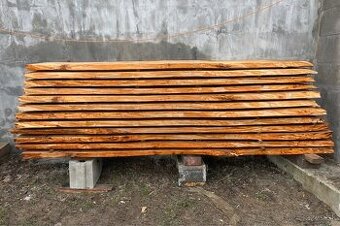 Čerešňové fošne čerstvo narezané