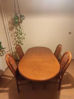 Jedálenský stôl a stoličky